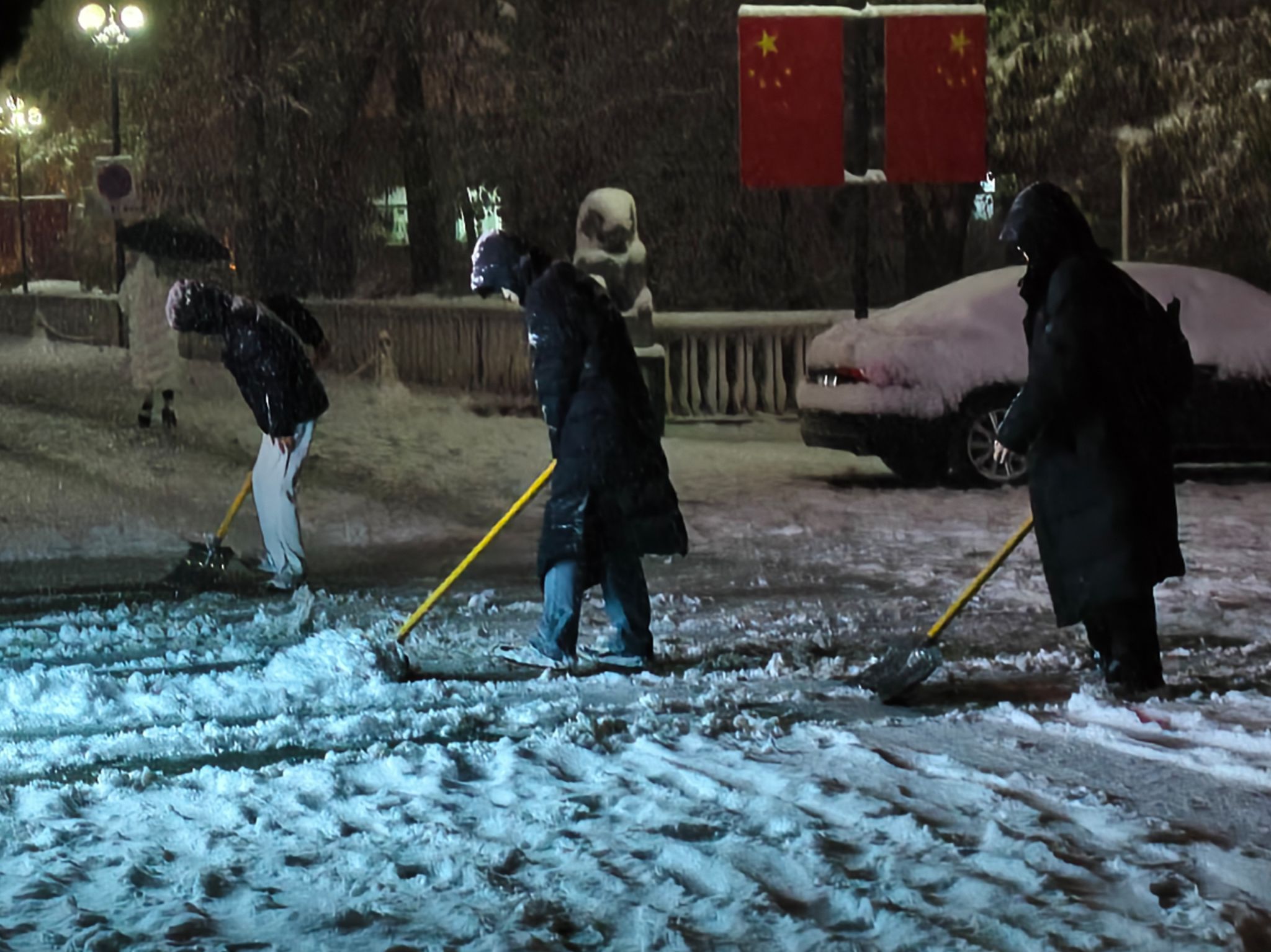 买球官网学生开展义务扫雪除冰行动